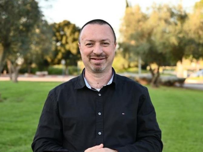 alt image